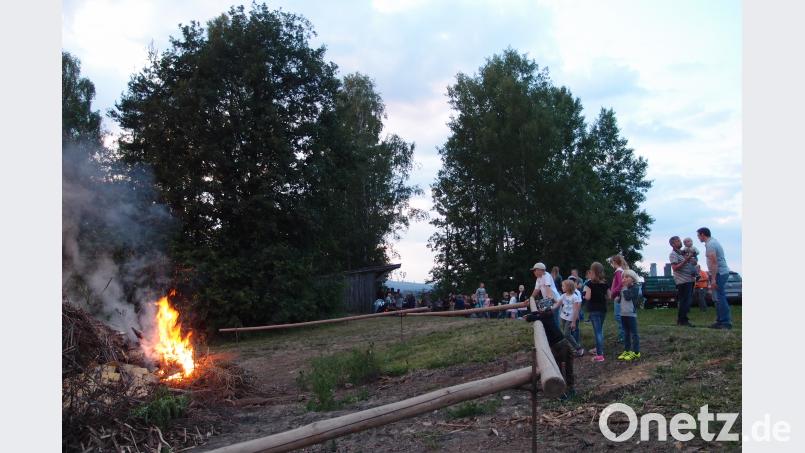 Das Johannisfeuer wurde heuer von der Feuerwehr Heumaden auf den „Hohen Trift“ über Heumaden bei lauschigem Sommernachtswetter entzündet. Das Feuer  leuchtet weit ins Land hinein. gi