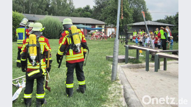Zunächst halten die Mädchen und Buben noch Abstand zu den beiden Speichersdorfer Atemschutzträgern. hai