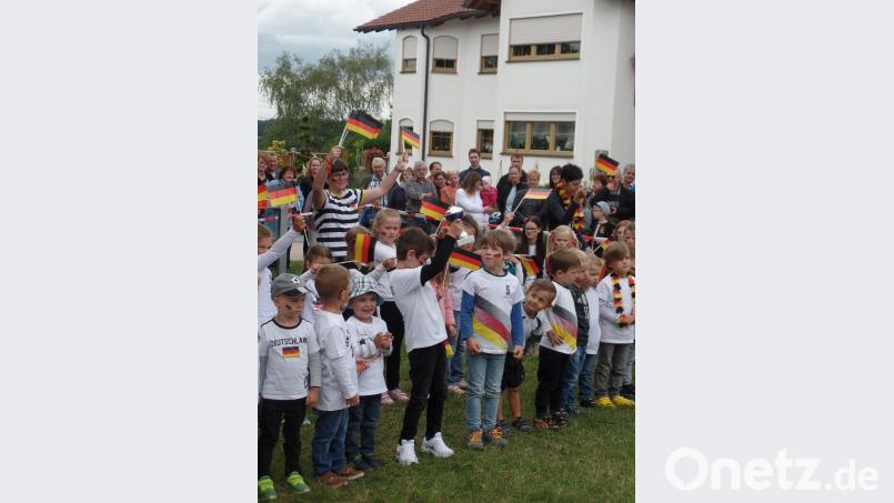 Zum Siegerhit „We are the Champions“ dürfen alle kleinen Kicker den Pokal in die Höhe heben. br