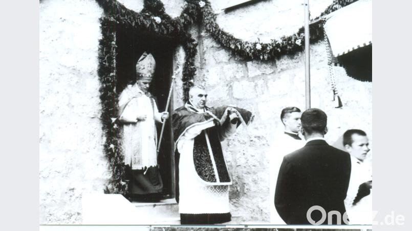 Einweihung Kirche Albersrieth am 24. Juni 1938 mit Bischof Michael Bucherberger (links) und den damaligen Waldthurner Pfarrer Georg Haller (Zweiter von links). Völkl, Franz [FVO] (<a href=