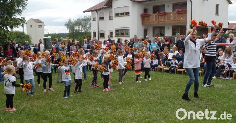 Die Kita-Cheerleader mit ihren „Pompons“ sorgen beim Kindertagesstättenfest für Begeisterung br