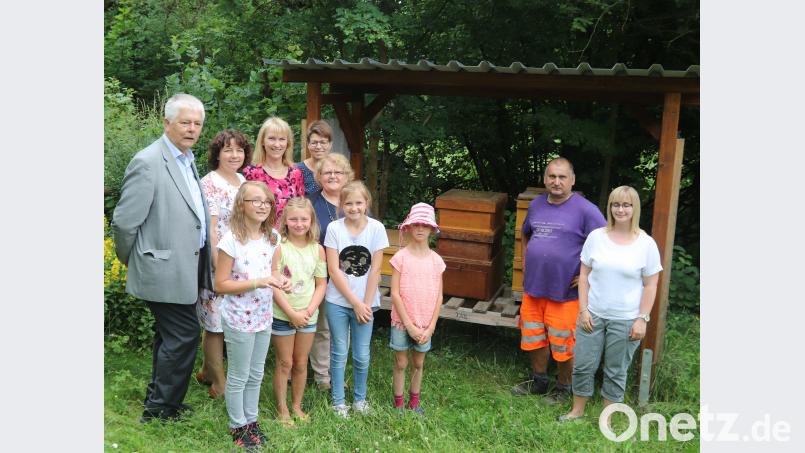 Bei der Bienen-Tour  waren unter anderem MdL Reinhold Strobl, MdL Ruth Müller, Bürgermeisterin Brigitte Bachmann mit dabei. Sie führte auch zum Bienenhaus nach. mfh