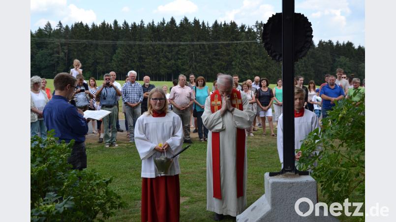 Straßen- und Marterlsegnung in Pfaffenrieth durch Pfarrer Josef Most. gi