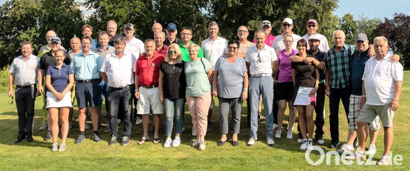 Sie sind die Sieger des heuer zum 12. Mal ausgespielten AIM-Cups beim Golf- und Landclub in Schmidmühlen. Ihnen gratulierte Präsident Harald Thies (links). bö