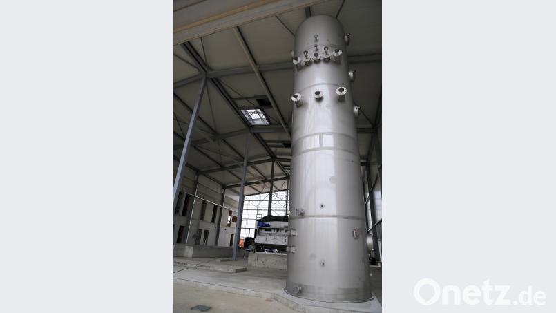 In den hohen Kondensatoren wird die Feuchtigkeit aus der Luft, die aus den Trocknern kommt, kondensiert. Im Hintergrund ist einer der beiden Trockner zu erkennen. Hösamer