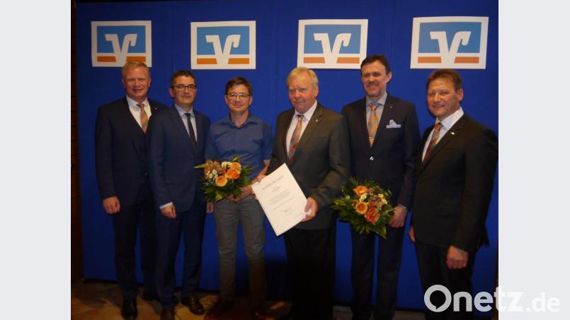 Eine Ehrenurkunde für Norbert Riha, Blumen für die wieder- und neu gewählten Aufsichtsräte Dieter Heldrich (rechts) und Markus Graf. Dank und Glückwünsche sprechen die Vorstände Erich Übler (rechts) und Martin Sachsenhauser (links) aus, ebenso Wirtschaftsprüfer Walter Friedrich. hka