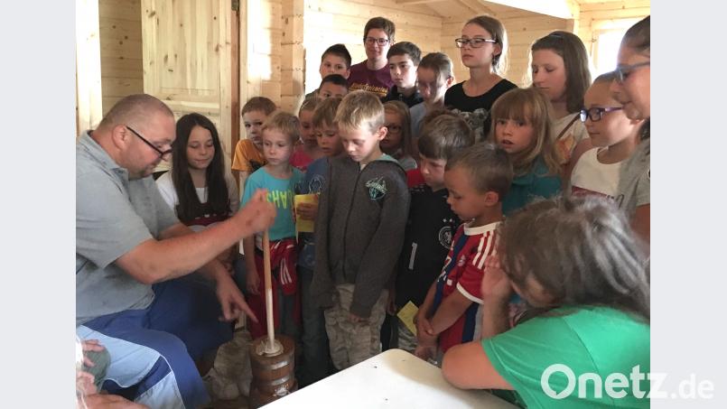 Die Aktionen des Kinderferienclubs sind immer sehr gefragt- hie das Buttermachen Steiner, Gerhard [STN]