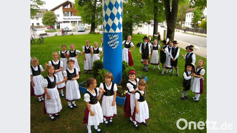 Kinder des Trachtenvereins  Baierbrunn tanzen in der sogenannten "Miesbacher Tracht" bei einem Dorffest. Foto: Stephan Jansen/dpa