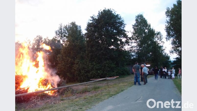 Das Johannisfeuer wurde heuer von der Feuerwehr Heumaden auf den „Hohen Trift“ über Heumaden bei lauschigem Sommernachtswetter entzündet. Das Feuer  leuchtet weit ins Land hinein. gi