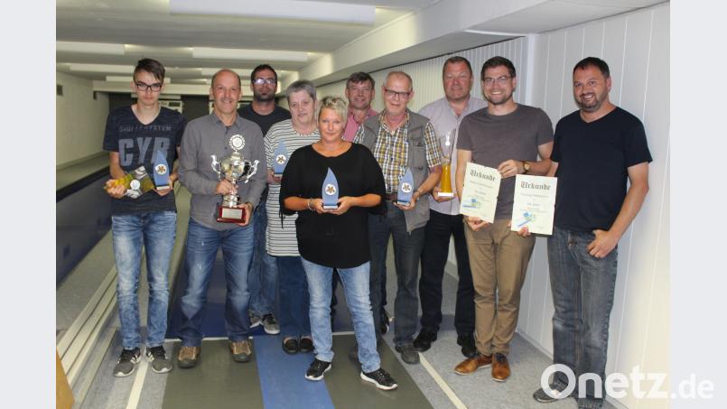 Auf dem Foto Sieger und Geehrte: v.li.: Daniel Winter, Hans Weiß, Tobias Steinhauser, Petra Schmidt, Alexandra Schüßler, Dieter Steinhauser, Günter Bauer, Martin Rother, Stefan Steinhauser, Thomas Haberkorn. hä