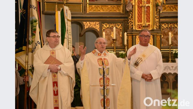 Pater Reinhold Schmitt (Mitte) feierte gemeinsam mit Stadtpfarrer Pater Hans Ring (links) und Haßfurts Diakon Manfred Griebel sein 50-jähriges Priesterjubiläum. bey