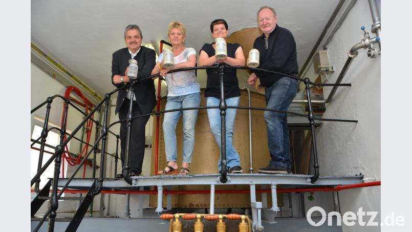 Bürgermeister Andreas Wutzlhofer, Ingrid und Nicole Albrecht und Braumeister Maximilian Hösl  in der historischen Weißbierbrauerei Behringer. dob