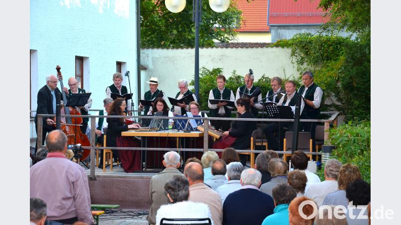 Die „Waidhauser Stubenmusik“ wärmt mit wohligen Klängen die Herzen der Zuhörer. Da sind die kühlen Temperaturen schnell vergessen. fjo