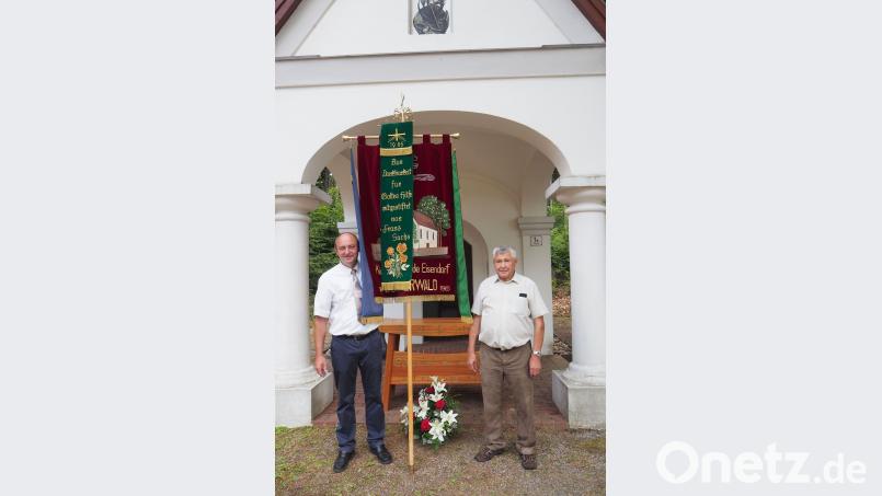 Dem Ortsvorsitzenden Josef Hoffmann folgt als Vorsitzender der Fahnenträger Waldemar Hansl. gz