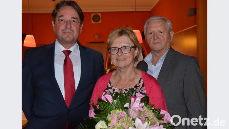 Vorstandsmitglied Norbert Welzl (links) und Aufsichtstratsvorsitzender Helmut Zupfer danken Christine Maier. Kunz