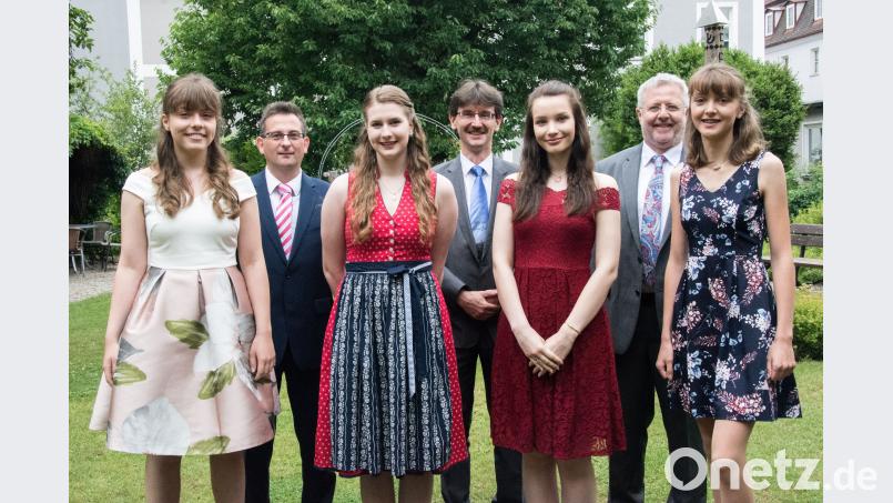Auf dem Bild der Abitur-Besten sind zu sehen, von links (vorn): Anna Höfer, Magdalena Neidl, Celina Mayerhöfer, Julia Prölß; zweite Reihe: Oberstufenkoordinator Dr. Bernhard Oswald, Oberstudiendirektor Günter Jehl, 2. Oberstufenkoordinator Oberstudienrat Robert Seitz. Peter Ringeisen/exb