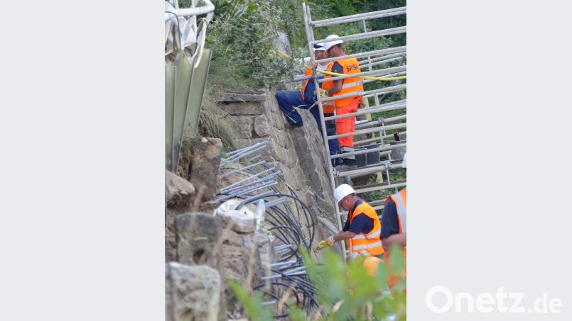 Mit Stahlstangen wird das Mauerwerk gesichert Völkl