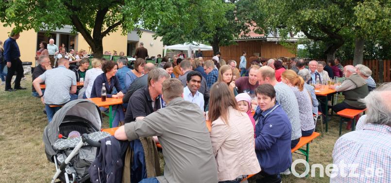 Die Jugendblaskapelle Schwarzenfeld unter der Stabführung von Josef Lobenhofer (im Hintergrund) begleitete die Veranstaltung im Pfarrgarten musikalisch. ohr