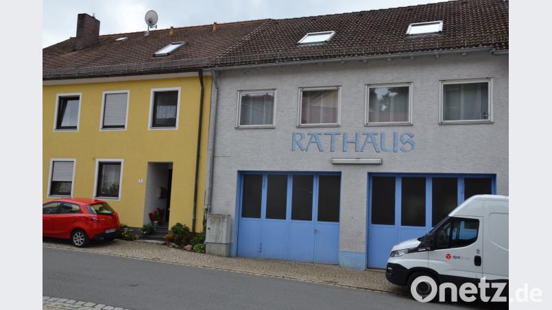 Das alte Rathaus (Bild) soll nach Umzug in das Gemeindezentrum verkauft werden. gi