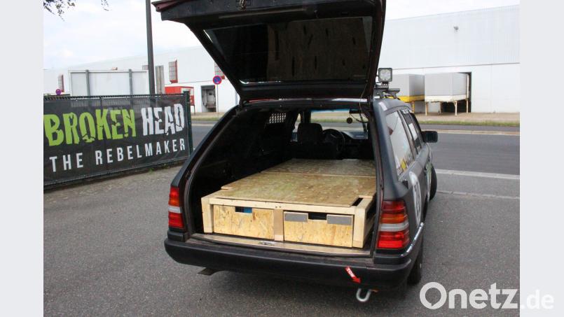 Willkommen im mobilien Schlafzimmer. Der Kofferraum Marke Eigenbau wird noch mit einer Matraze ausgestattet. mic