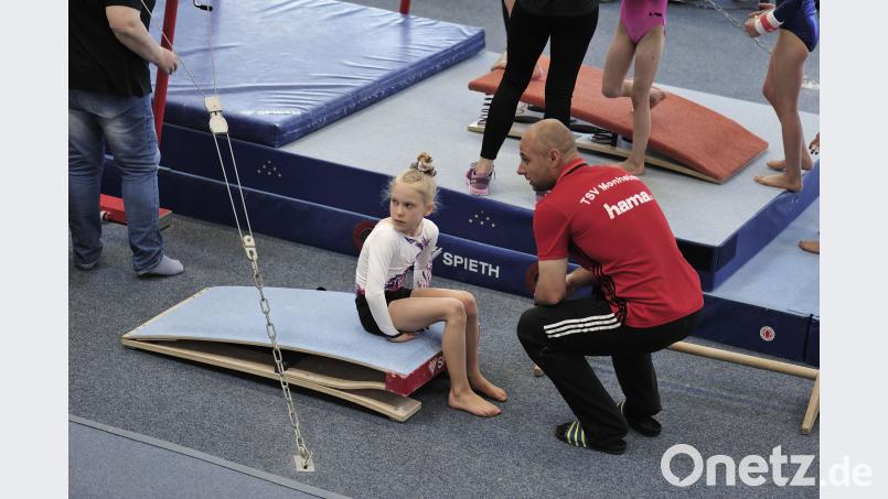 Vorbereitung auf den Wettkampf. Trainer Mike Dörner bespricht mit Paulina die Übungen Timo Meier