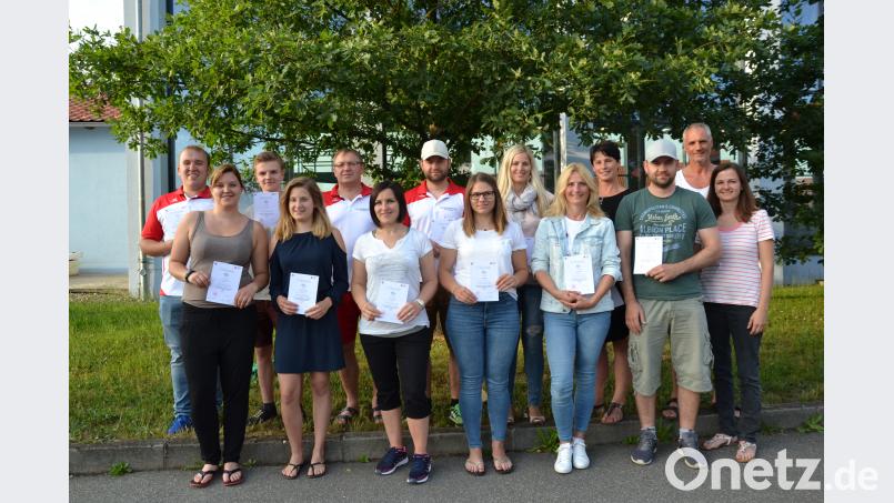 Das Rettungsschwimm-Abzeichen in Silber legten die Mitglieder der Wasserwacht Moosbach ab. Dazu gratulierten die Ausbilder Schwimmmeister Karl Ulrich (Zweiter von rechts) und Vorsitzende der Wasserwacht Sandra Bodensteiner (rechts). gi