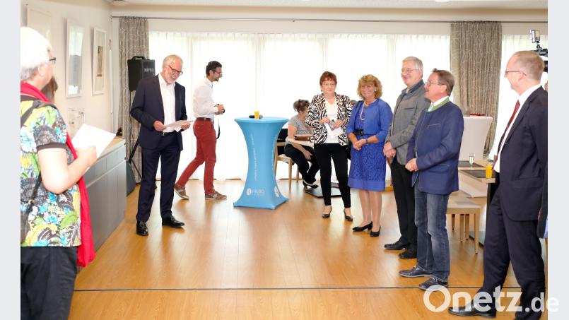 Die Begrüßung bei der Ausstellungseröffnung übernahm Geschäftsführer Martin Weiß (Zweiter von links). Mit auf dem Bild (von rechts) Johannes Magin von der katholischen Jugendförderung, Bürgermeister Hans Donko, zweiter  Bürgermeister Johannes Reger,  dritte Bürgermeisterin Sonja Heindl und Kreisrätin Brigitte Scharf. njn