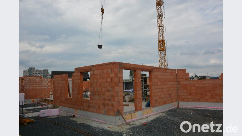 Fleißig gemauert wird derzeit am Erweiterungsbau der KJF-Werkstätte, wo die Förderstätte mit einem 600 Quadratmeter großen Anbau erweitert wird. Insgesamt investiert die Katholische Jugendfürsorge in den Neubau 2,17 Millionen Euro. (jr) jr