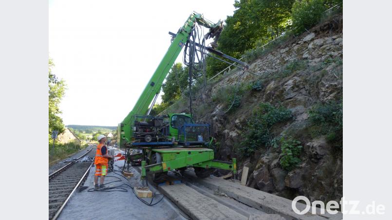 Ein überdimensionaler Schlagbohrer frisst sich vier Meter in Mauer und Fels. Vier Meter lange Gewindestangen sorgen für Halt. Völkl