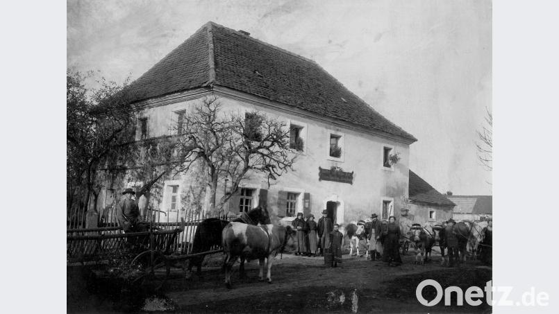 Dieses Bild gehört zu der Reihe historischer Gaststätten im Eschenbacher Land: der Wirt in Münchsreuth. Museum „Beim Taubnschusster“