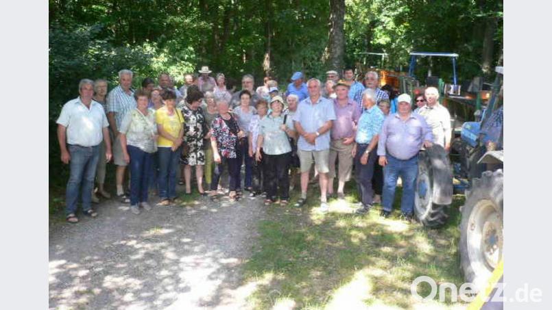 Das Highlight der Fahrt erlebte die Reisegruppe auf dem Schmitt`Hof in Knetzgau. Nach einer Führung durch den Betrieb erfolgte eine Erlebnistour-Kutschenfahrt mit Oldtimer-Schleppern durch die Weinberge mit Zwischenstation zur Weinverkostung. Bild: haa