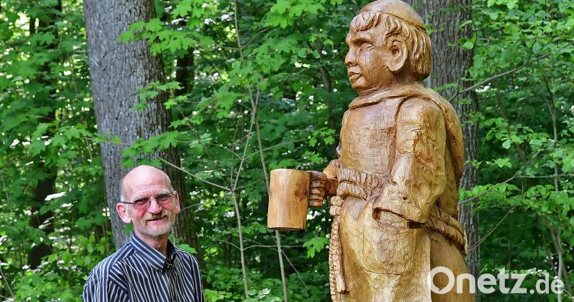 Kunsthandwerker Karl-Heinz Stoiber hat mit der Motorsäge diesen zwei Meter großen Mönch aus Eichenholz geschaffen. Petra Hartl