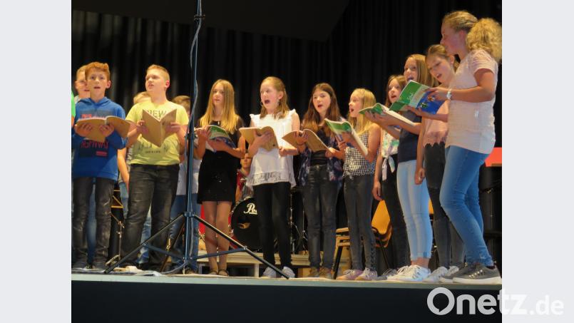 Der Schulchor hat sich Schlager aus aller Welt vorgenommen. ubb