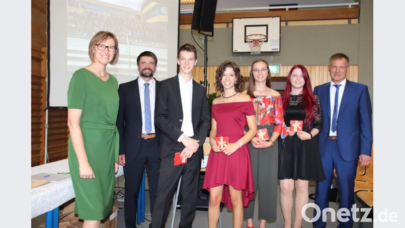 Schulleiter Christian Schwab (rechts), die Elternbeiratsvorsitzende Johanna Baumann und Oberstufenkoordinator Christian Huber (von links) ehrten die vier Schüler mit einem 1,0-Abitur (von rechts) Ramona Paulus, Anna Bauer, Berit Haas und Lukas Schlosser. Thomas Dobler