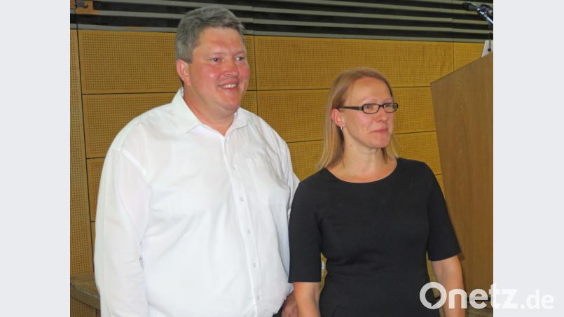 Der Geschäftsführer der Energiegenossenschaft NEW eG, Bernhard Schmidt, und Mariella Schubert vom Planungsbüro Plan BC aus Bayreuth stellen den geplanten „Windpark Frankenpfalz“ vor und beantworten Fragen der Bürger. ow