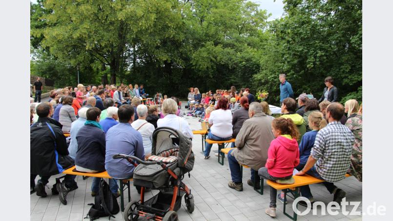 Pfarrer Markus Vedder freute sich, dass der jahrelange Wunsch nach einem befestigten Parkplatz am Kinderhaus nun erfüllt ist. ds