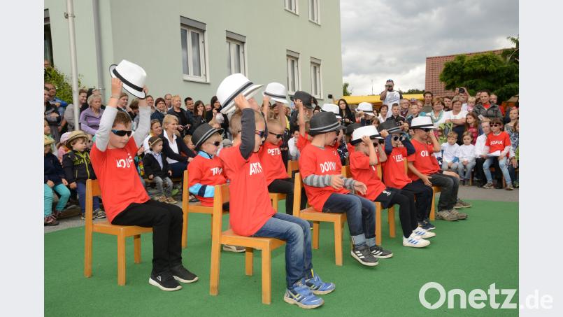 Die „Schulanfänger-Jungs“ zeigen einen Tanz von „früher“. bey