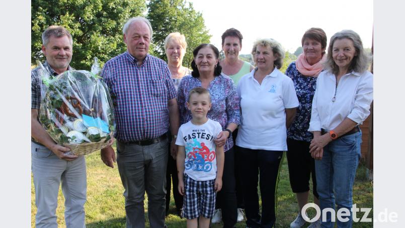 Engelbert Franz (2. von links) wurde 70. Dazu gratulierten, von links, Robert Zinnecker, Maria Stingl, Enkel Jonas, Ehefrau Aurelia, Margret Dressel, Edith Balk, Renate Goblirsch und Eva Ristl. kro