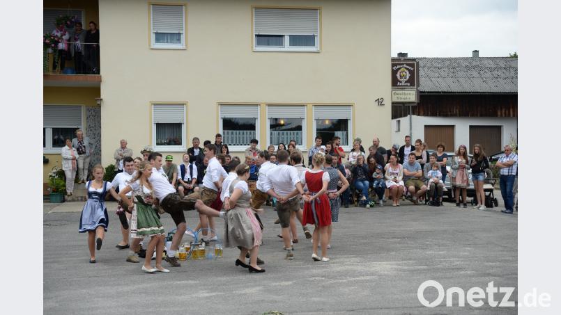 Bei der Thonhausener Kirwa präsentieren acht Kirwapaare sechs Tänze und acht Gstanzln beim Austanzen am Kirwasonntag. brü