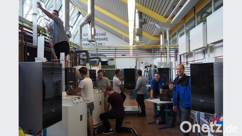 Noch wird von den Berufsschülern letzte Hand angelegt in der neuen Werkstatt der Anlagenmechaniker für Sanitär-, Heizungs-, und Klimatechnik in der Europaberufsschule Weiden. Fachbetreuer Ulrich Krapf (Erster von rechts) überwacht alles sbü