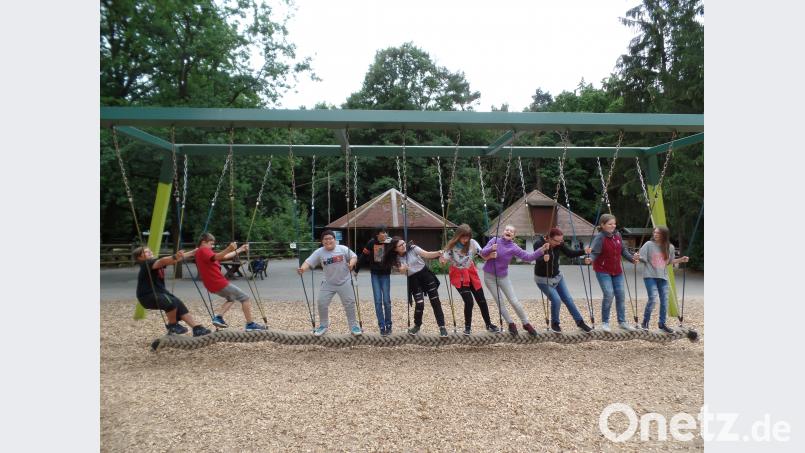 Nicht nur von den exotischen Tieren sind die Mädchen und Jungs des Sonderpädagogischen Förderzentrums angetan. Auch auf dem Spielplatz des Nürnberger Zoos haben sie viel Spaß. ak