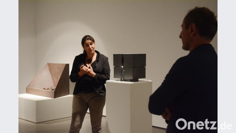Stefanje Weinmayr und Dr. Jörg Skribeleit in der Ausstellung „Fritz Koenig – Zeichen der Erinnerung“. Gabi Schönberger