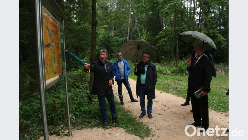Forstbetriebsleiter Gerhard Schneider (links) erläutert die Schautafeln, die in knappen Sätzen die heimische Fischwelt beschreiben. wro