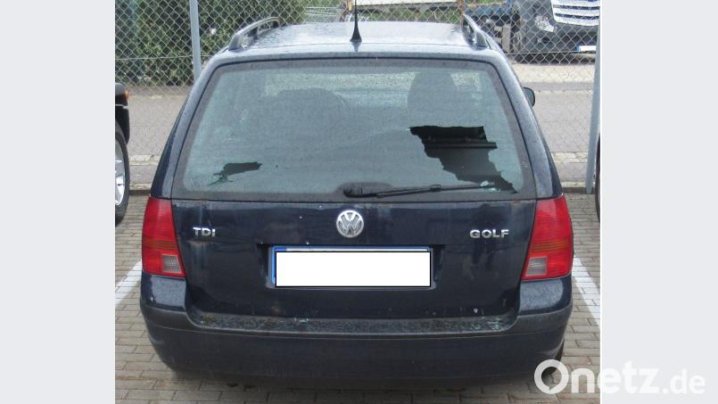 Diesen Golf hat ein Unbekannter auf einem Parkplatz in Ursensollen mit einer Luftpistole beschossen. Zu erkennen sind die Schäden an der Heckscheibe. Polizei