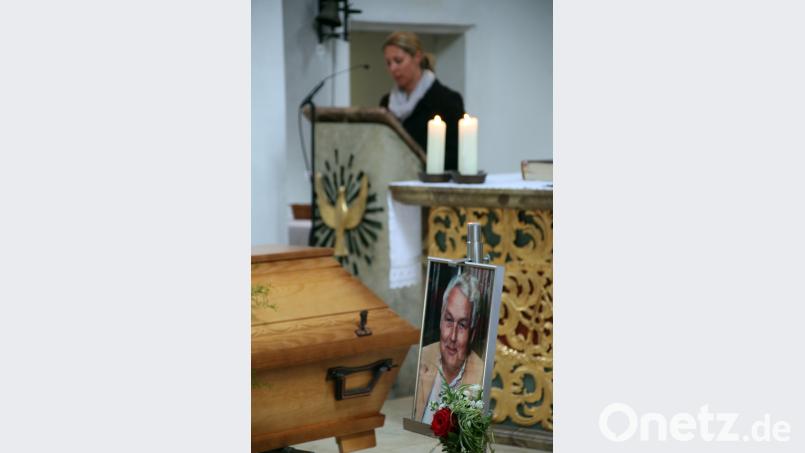 Verlegerin Viola Vogelsang-Reichl verabschiedet Klaus Panzer im Namen der Oberpfalz-Medien. Bild: Herda