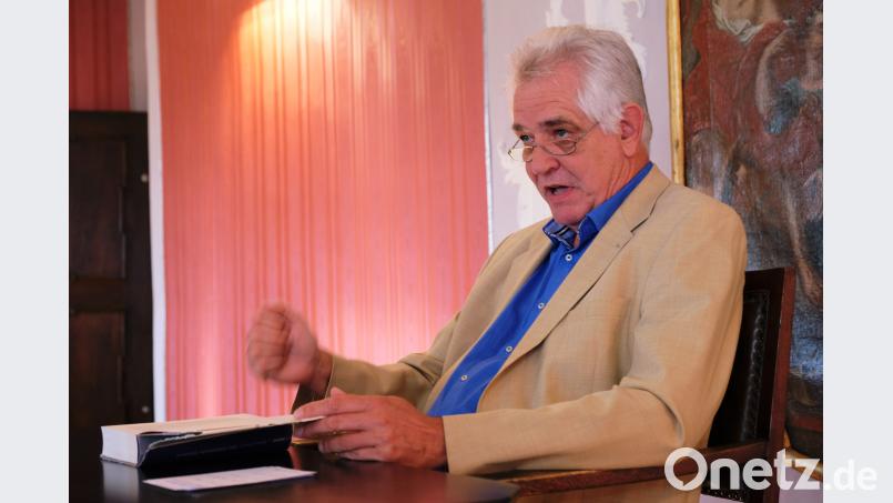 Unterhaltsam und lebendig liest Bernhard Setzwein im Musiksaal des Klosters Speinshart aus seinem Roman „Der böhmische Samurei“. Am Büchertisch sitzt Buchhändler Eckhard Bodner. Die Autorenlesung gehört zu den Gemeinschaftsveranstaltungen der Internationalen Begegnungsstätte und des Kulturkreises Pressath. do