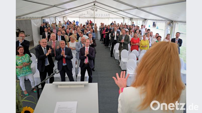 Standing Ovations von Geschäftsführerin Sandra Loew (links) und den geladenen Gästen gab es für "Kat Wulff und Graf Fidi", die das "Anderssein vereint" in Musik verpackten. Bild: twi