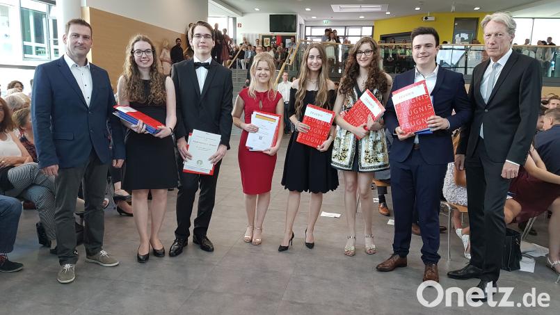 Oberstudiendirektor Thomas Reck (links) und Schulleiter Johannes Werner (rechts) gratulierten den besten Abiturienten (ab Zweite von links): Mona Weskamp, Alexandru Negoescu, Anja Süß, Alina Biegerl, Sophie-Marie Guhl, und Lukas Koller Dotzler