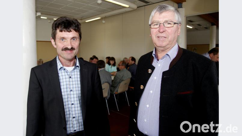 Vorsitzender Alois Weig (rechts) und Geschäftsführer Heinrich Promberger (links) zogen für die ESO eine positive Bilanz. Hirsch