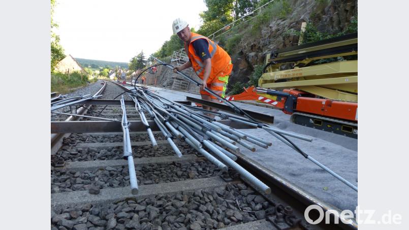 Diese massiven Stahlstangen sichern die marode Stützmauer. Völkl